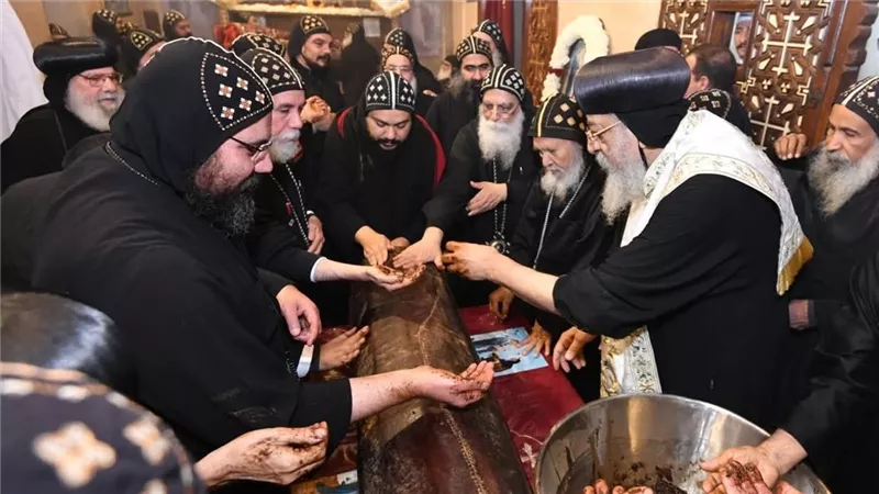 عيد الميلاد المجيد.. البابا تواضروس يطيب جسد القديس 