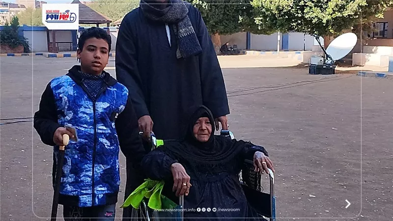 على كرسي متحرك.. مسنة «صعيدية» تشارك في انتخابات مجلس النواب بقنا