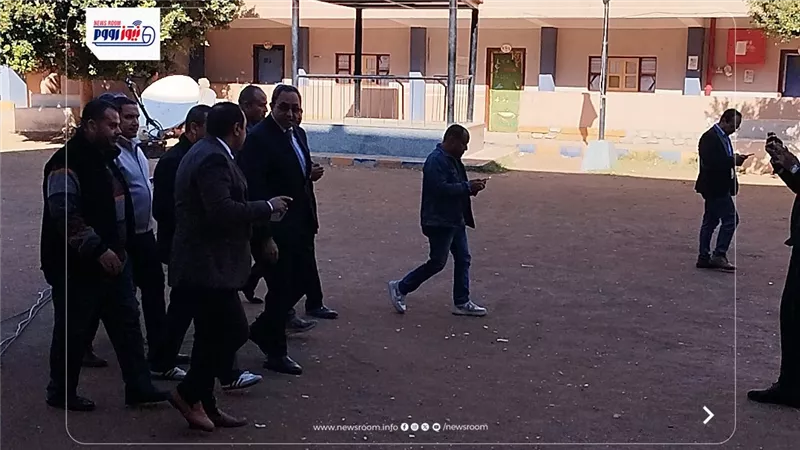 محافظ قنا يتفقد اللجان الانتخابية باليوم الأول لجولة الإعادة لانتخابات النواب