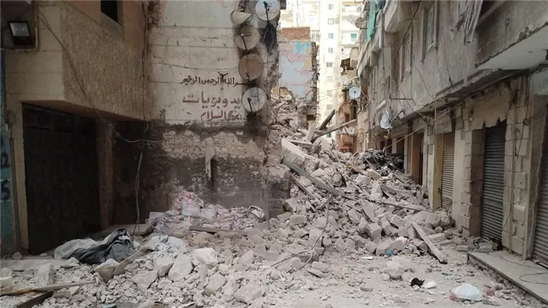 انهيار عقار مكون من 4 طوابق غير «مأهول بالسكان» في الجمرك بالإسكندرية| صور