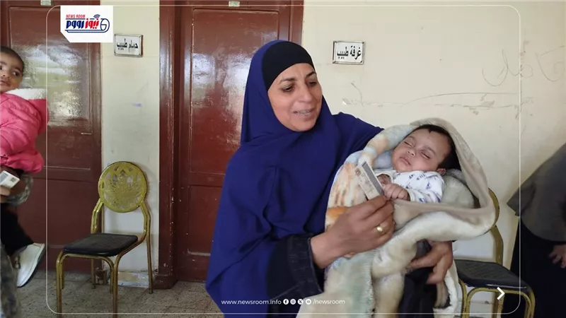 سيدة تذهب للتصويت برفقة مولودها في جولة الإعادة بالفيوم