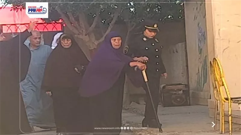 لفتة إنسانية بلجان التصويت.. الشرطة النسائية تساند مسنة في انتخابات الفيوم
