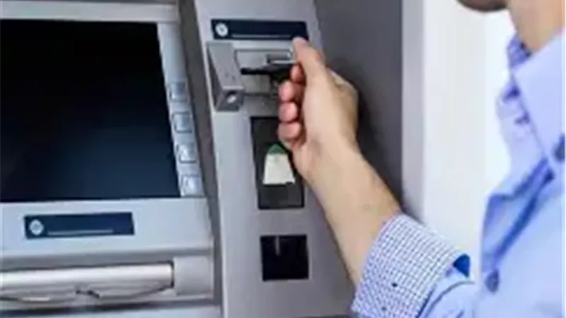 أبرز الأخطاء التي تسحب بطاقة الفيزا داخل الـATM.. وكيفية استرجاعها