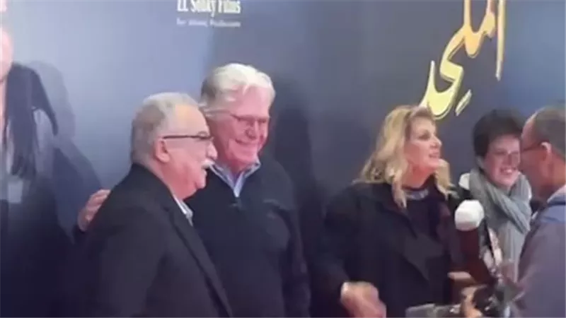 لحظة وصول حسين فهمي للعرض الخاص لفيلم «الملحد»     