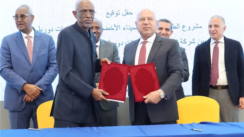  وزير الصناعة والنقل يزور مقر سلطة الموانئ والمناطق الحرة بجيبوتي