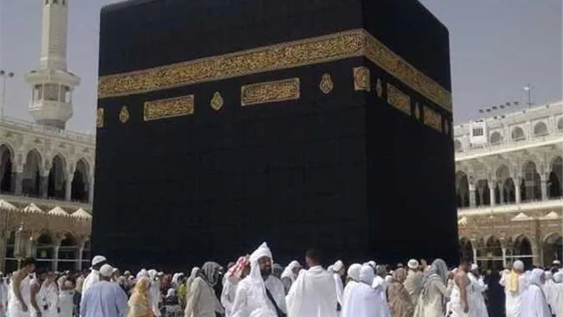 السياحة تشدد الرقابة وتوقف التعامل مع 3 شركات طيران لموسم العمرة| مستند