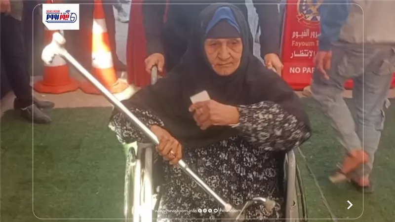 لفتة إنسانية.. أمن الفيوم يساعد مسنة للإدلاء بصوتها في الانتخابات