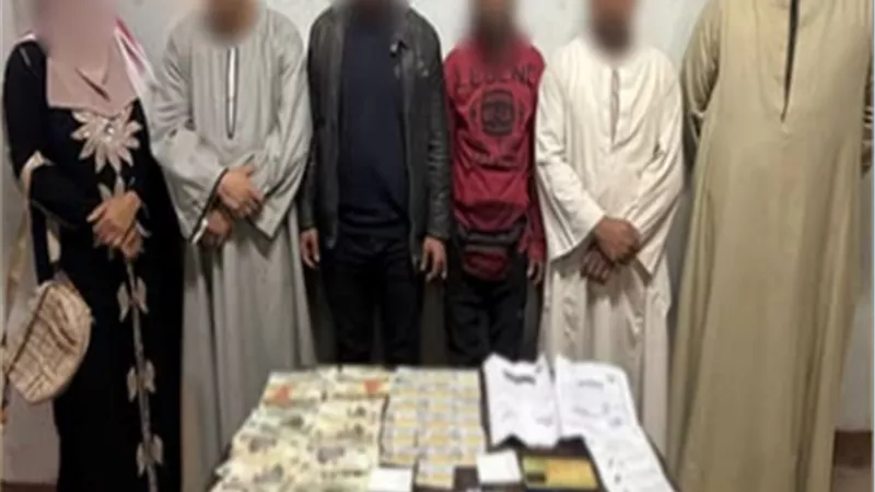 القبض على 5 أشخاص وسيدة أثناء توزيع بطاقات وأموال لدعم مرشحين بجرجا بسوهاج