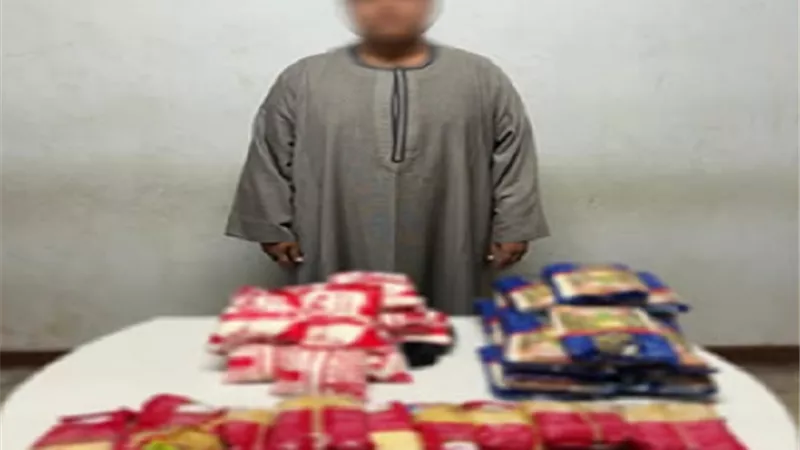 «مكرونة وسكر».. ضبط شخص بحوزته مواد غذائية لتوزيعها على الناخبين بسوهاج