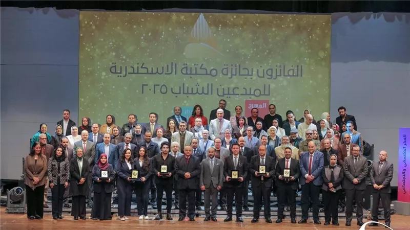 الدكتور أحمد زايد يسلّم جوائز 