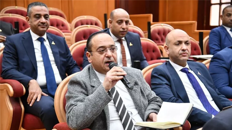 عضو بالشيوخ يطالب وزير الإسكان بحل مشكلات المتقدمين للإسكان الاجتماعي
