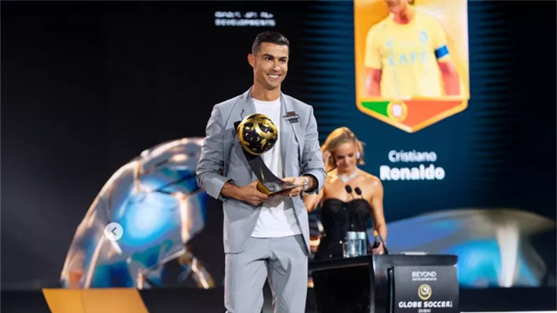 كريستيانو رونالدو يتوج بجائزة أفضل لاعب في الشرق الأوسط لعام 2025