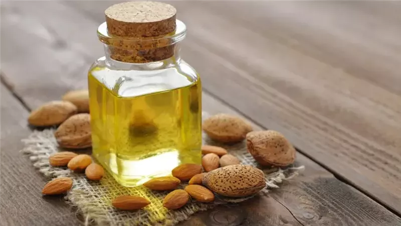 هل زيت اللوز الحلو يسمر البشرة؟.. الكشف عن الحقيقة والفوائد