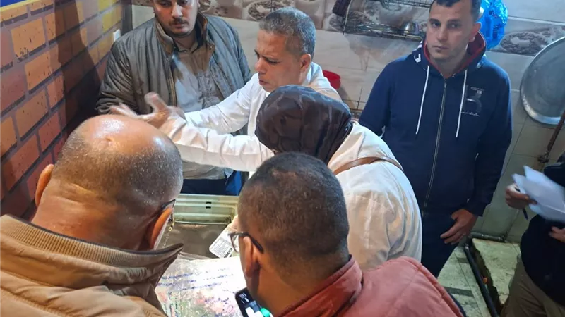 محافظ الغربية يتفقد مطاعم المحلة ويأمر بإعدام اللحوم والدجاج الفاسد 