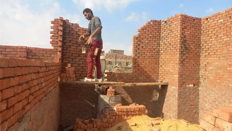 حي الأربعين بالسويس.. إزالة مخالفة بناء في المهد ومتابعة ميدانية للمرافق