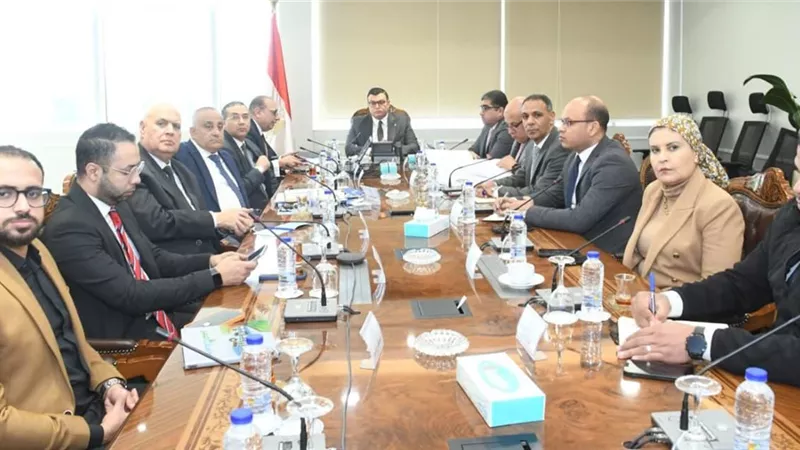 وزير الإسكان يبحث تطوير النقل الداخلي بـ6 مدن جديدة
