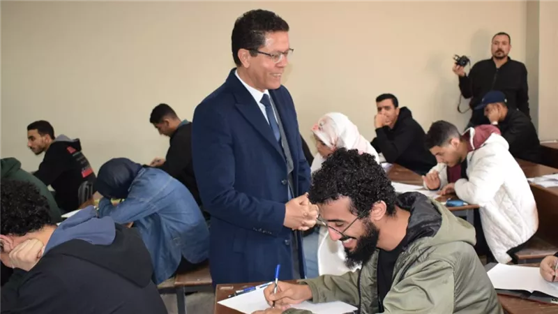 رئيس جامعة بنها يتفقد سير الامتحانات بكلية الهندسة بشبرا