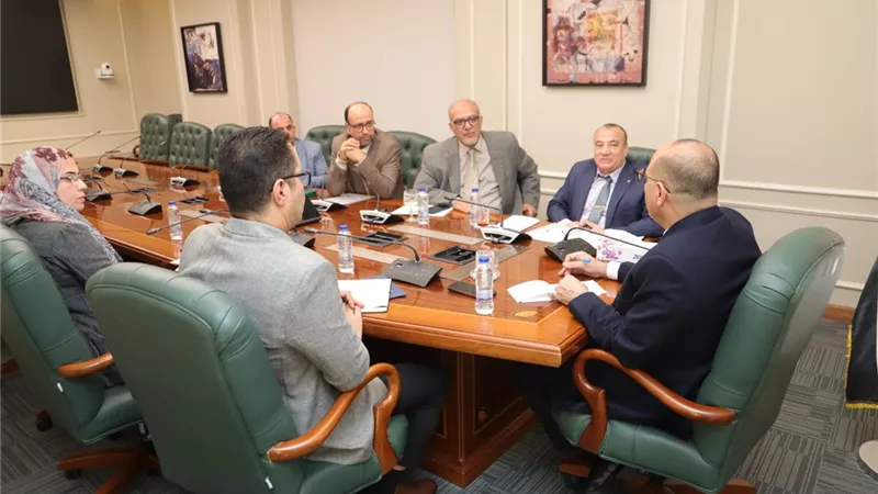وزير العمل يبحث مع مركز بحوث وتطوير الفلزات التعاون المشترك