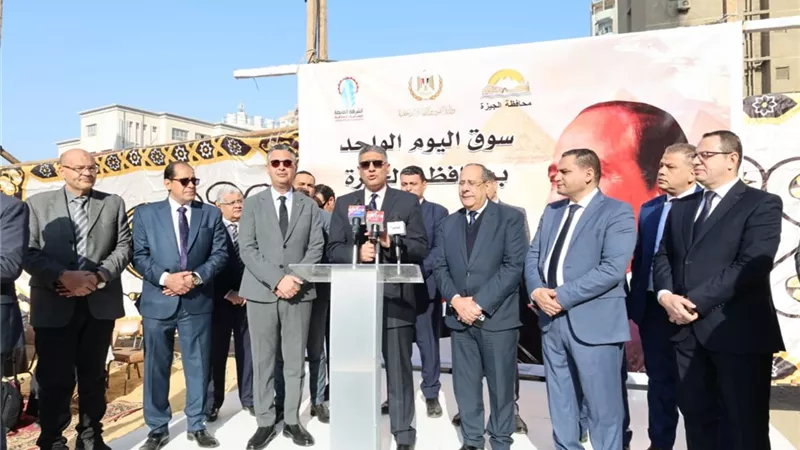 وزير التموين ومحافظ الجيزة يفتتحان سوق «اليوم الواحد» بشارع فيصل