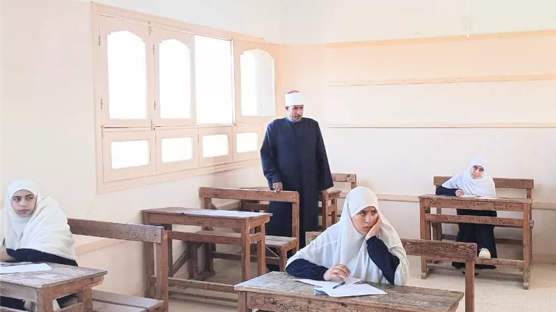 رئيس منطقة السويس الأزهرية يتفقد سير امتحانات النقل للمرحلة الثانوية