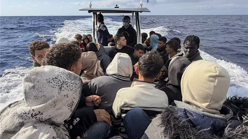 اليونان: إنقاذ مركب مهاجرين وتوقيف مهرب مصري.. وناجون يكشفون دفع مبالغ باهظة