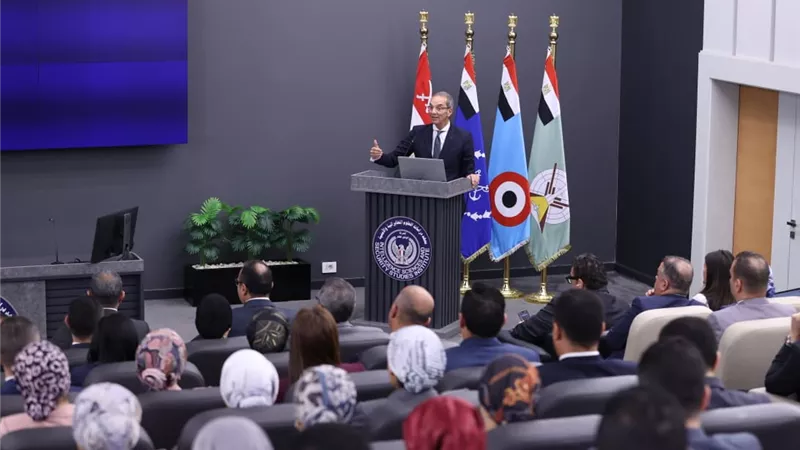 وزير الاتصالات يلتقي ضباط القوات المسلحة المرشحين للعمل بالتمثيل الدبلوماسي
