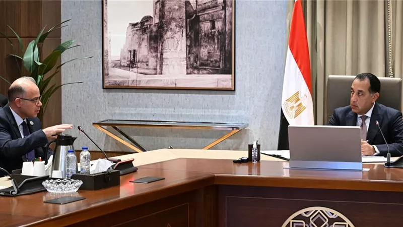رئيس الوزراء يتابع خطة التوسع في طرح المزيد من الشركات بالبورصة 