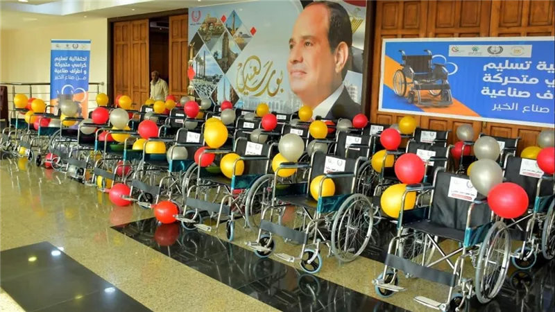 توزيع كراسي متحركة وأطراف صناعية على المستحقين ببورسعيد