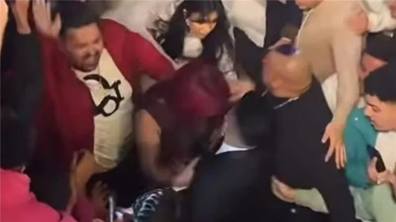 خناقة في فرح كروان مشاكل تدمر الحفل.. ضرب بالكراسي بين المعازيم 