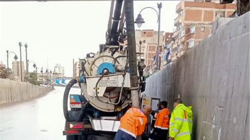 جولة تفقدية لرئيس صرف إسكندرية أثناء تساقط الأمطار و150 سيارة لرفع المياه