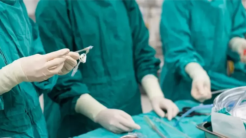 إنقاذ طفل عمره عام بمستشفى دمياط العام بعداصابته بكسر منخسف بالجمجمة ونزيف