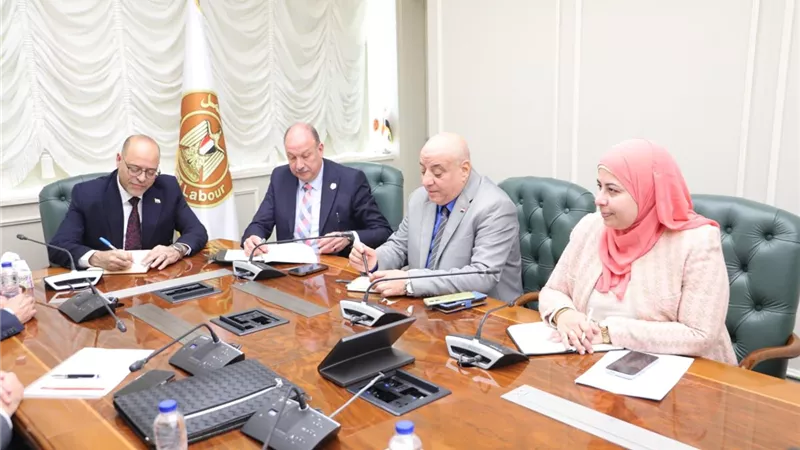 تذليل عقبات الاستثمار وتطبيق قانون العمل الجديد لتهيئة بيئة لائقة ومتوازنة