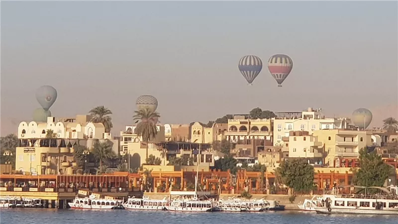 الأقصر تستقبل 2650 سائحًا في رحلات البالون احتفالا بالكريسماس ورأس السنة
