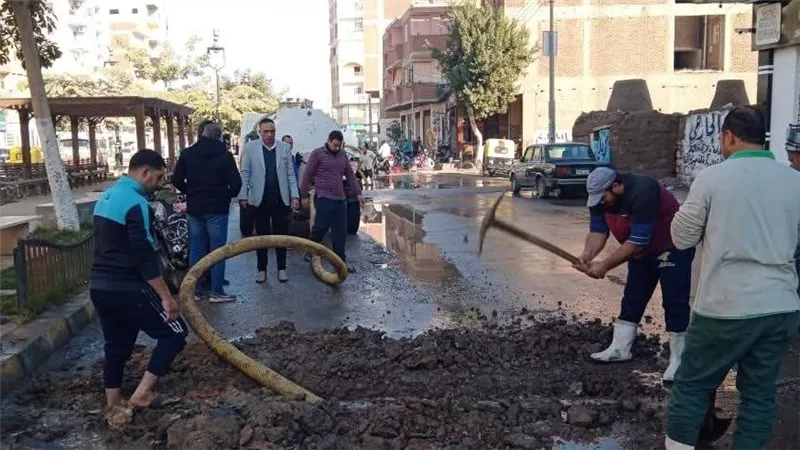 السيطرة على انفجار خط مياه بطريق النصر بمدينة الشهداء في المنوفية