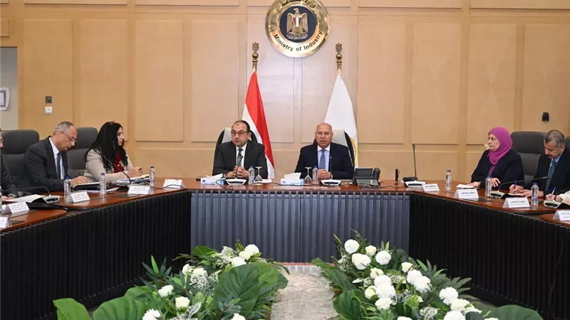 كامل الوزير: تعزيز تعاون بين قطاع الأعمال والغزل لتقليل الواردات 