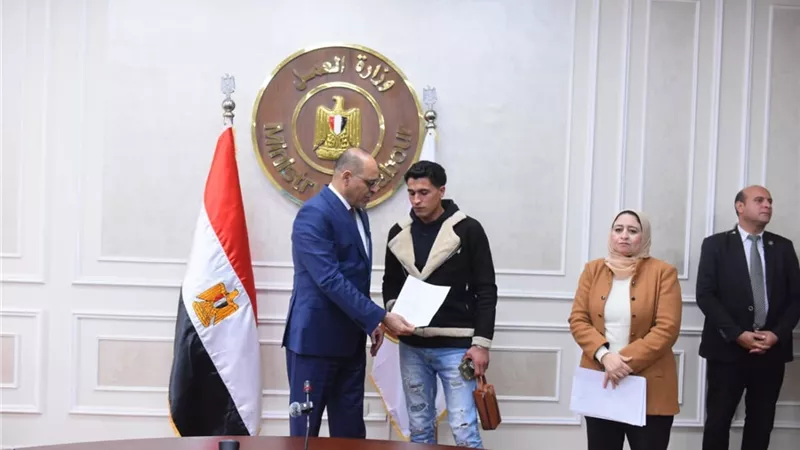 وزير العمل يُسلم دفعة جديدة من عقود العمل بالإمارات والأردن