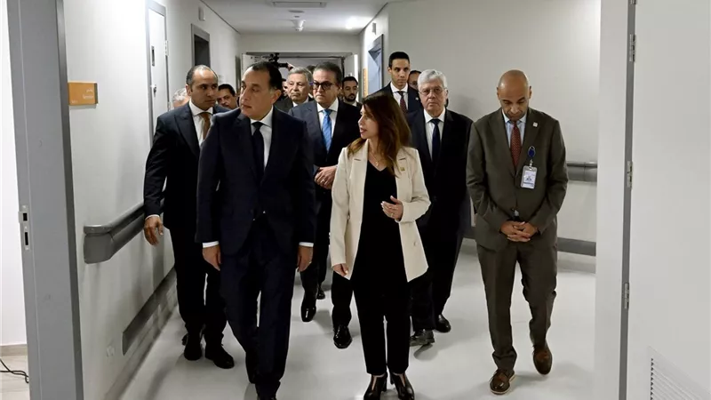 رئيس الوزراء يتفقد عددا من أقسام المستشفى الجامعي بجامعة الجيزة الجديدة