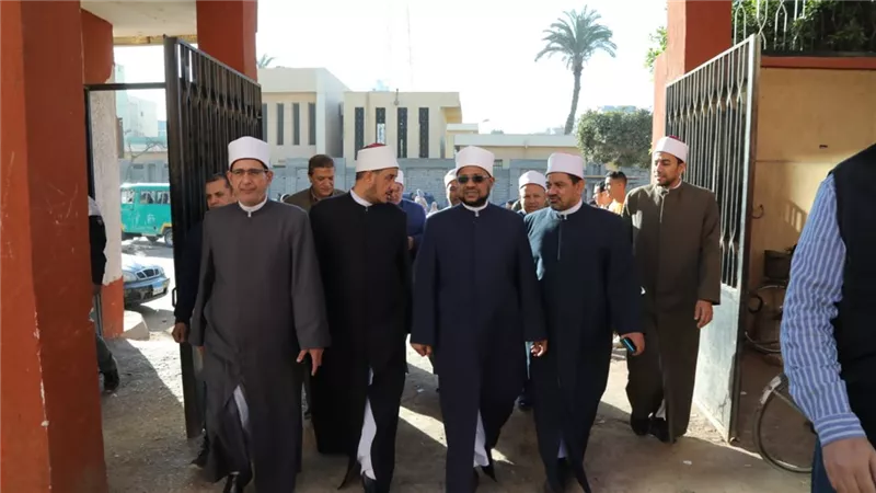 أمين (البحوث الإسلاميَّة) يتفقَّد منطقة الوعظ ولجنة الفتوى والمعرِض الدائم
