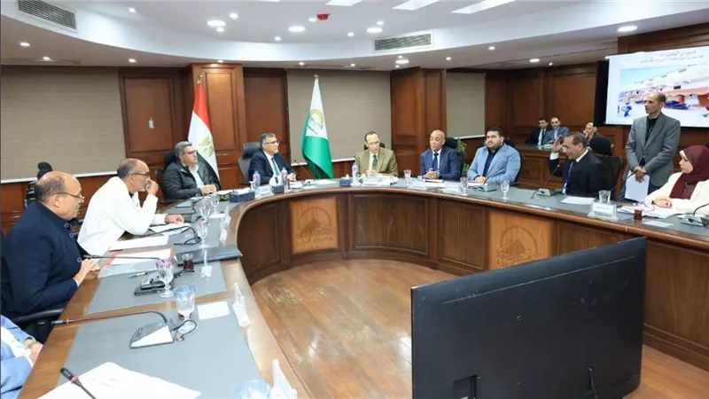 محافظ الجيزة يعقد اللقاء الأسبوعي لبحث شكاوى المواطنين | صور 