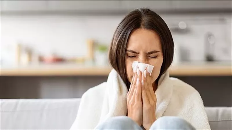 سيلان الأنف المستمر ليس لشئ عادي.. طبيبة تكشف السبب الخفي 
