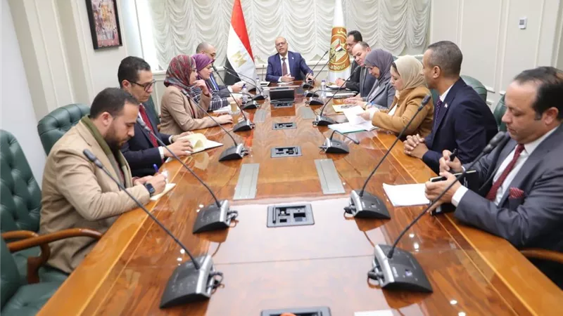 وزير العمل يبحث مع مساعد وزير الاتصالات تسريع إطلاق خدمات الوزارة 