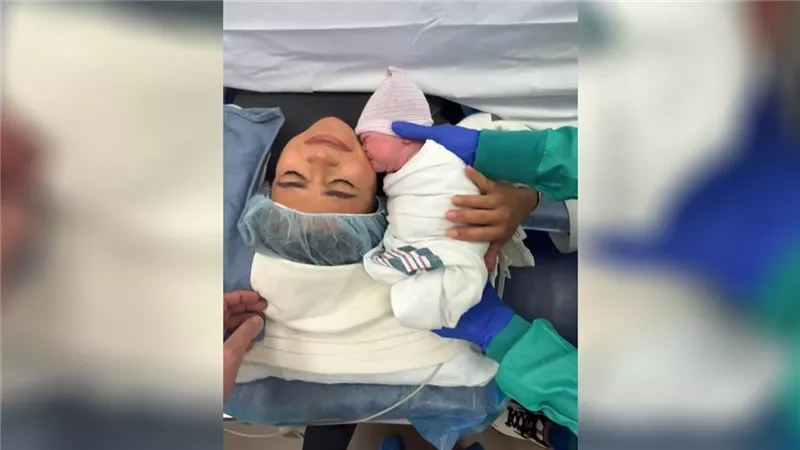 فيديو|تعرف عليها من اللمسة الأولى.. رضيع حديث الولادة يهدأ بقبلة أمه