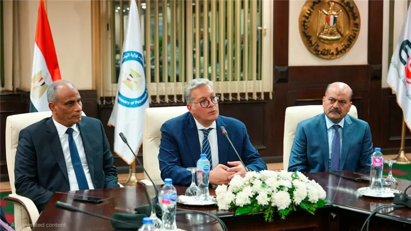 وزير البترول  يُكرم المهندس إبراهيم مكي بمناسبة انتهاء فترة عمله رئيسًا للقابض