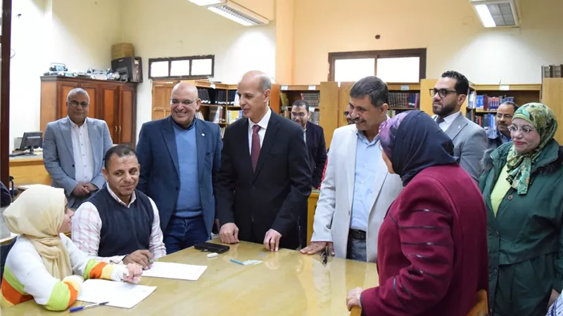 خلال تفقد لجان الدمج والحالات الخاصة.. رئيس جامعة بنى سويف: الملف يحظى بأولوية