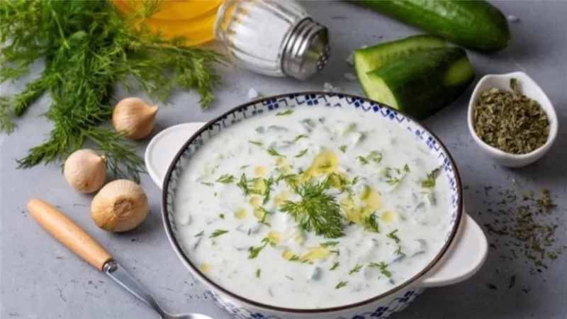 طريقة عمل شوربة البصل والخيار الشهية بخطوات سهلة وطعم لذيذ يوميا