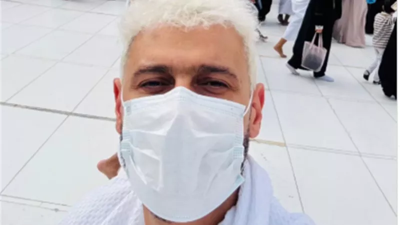 من أمام الكعبة.. رامز جلال يشارك جمهوره مناسك العمرة 