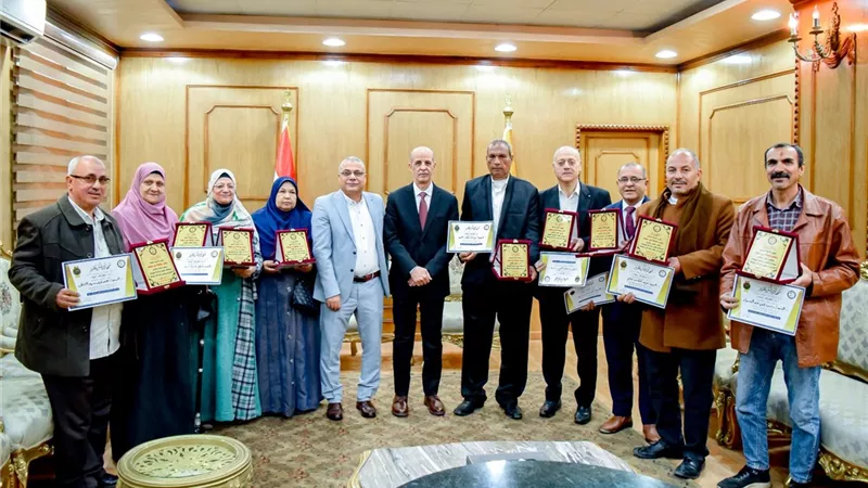 جامعة بنى سويف تكرم مهندسين لتميزهما وأعضاء الجهاز الإدارى المحالين للمعاش