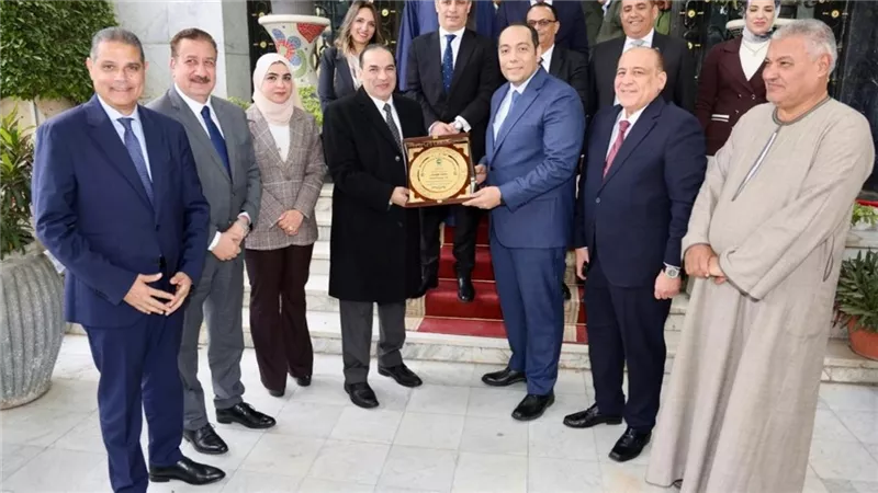 محافظ المنوفية يبحث عددا من المشروعات التنموية والخدمية التي تهم المواطنين 