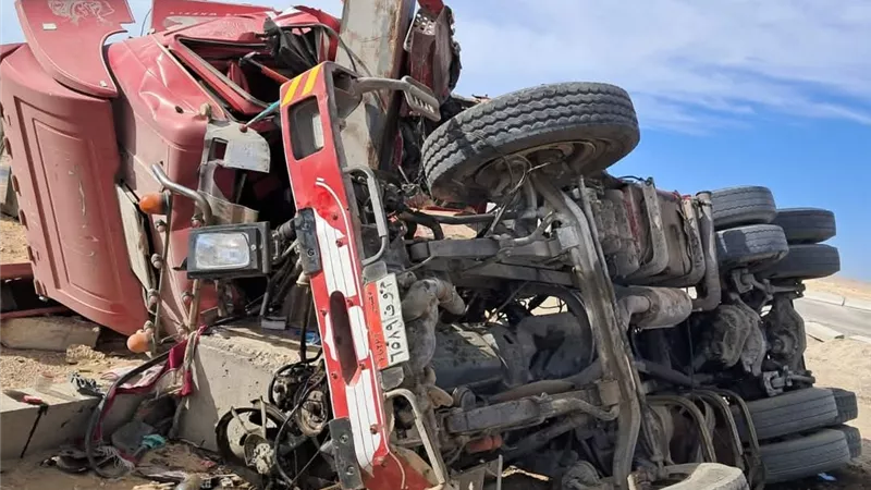 العربيه بقيت كوم خرده.. إصابة شخصين في انقلاب سياره نقل بطريق  السخنة بالسويس 