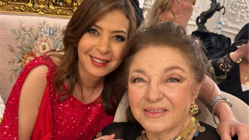 علاقة مبتخلصش مهما بعدت المسافات.. منال سلامة تشارك صورة مع هدى رمزي 
